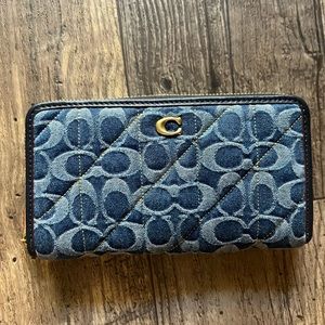 Limited Edition Coach wallet!💙